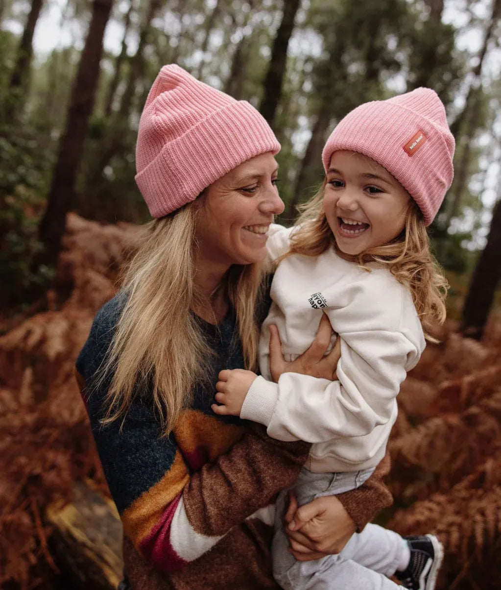 Duo mãe-filho com o gorro de malha Flow Pink – foto lifestyle – Hello Hossy