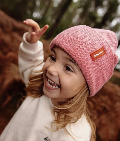 Menina a usar o gorro liso Flow Pink – foto lifestyle – Hello Hossy