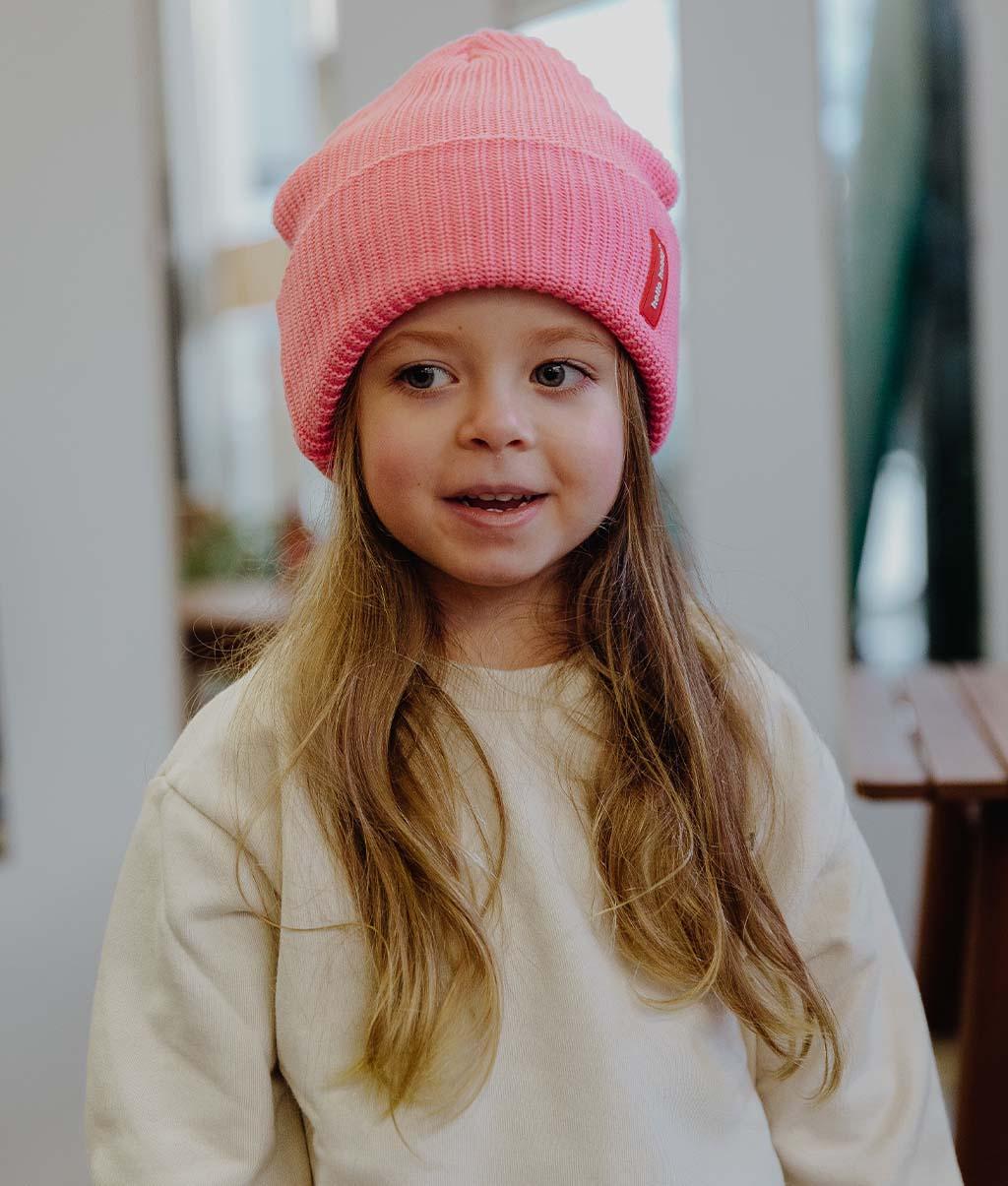 Gorro de malha Flow Pink usado por uma menina – vista de frente – Hello Hossy