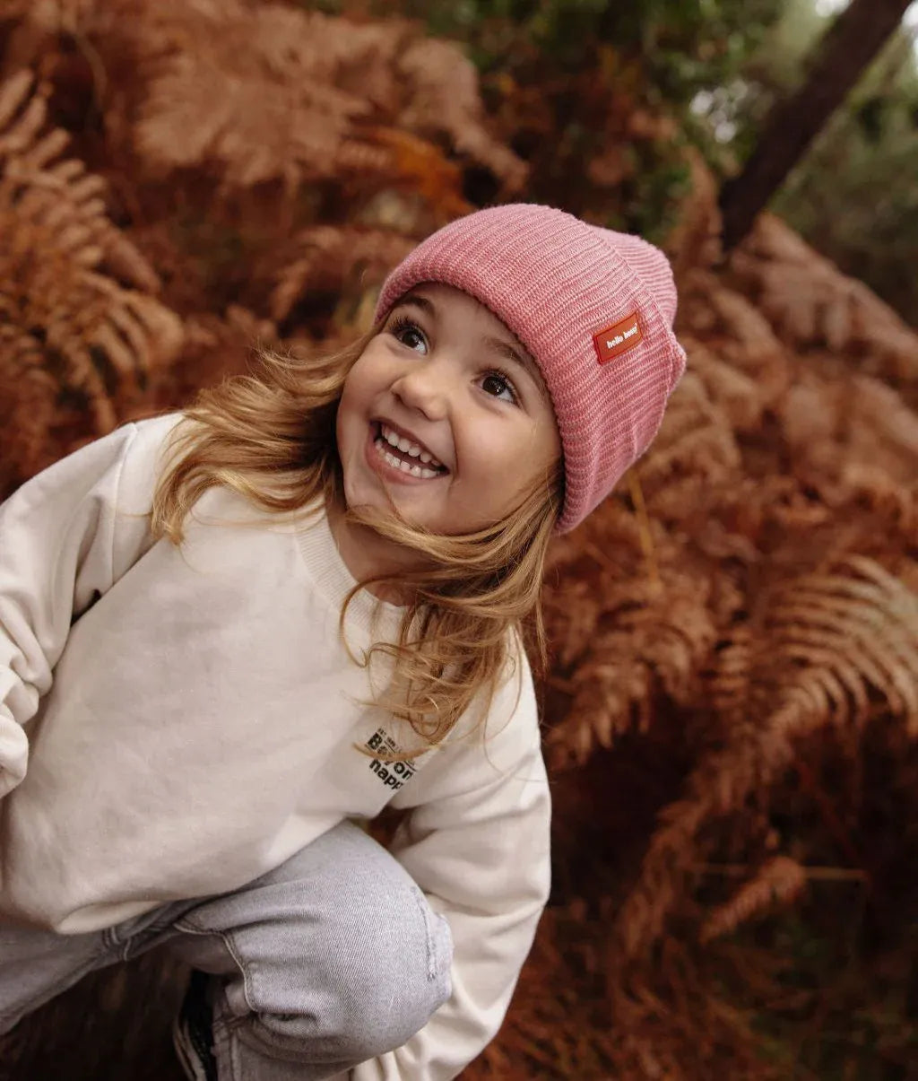 Gorro de malha Flow Pink usado por uma menina – vista de 3/4 – foto lifestyle – Hello Hossy