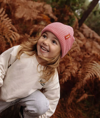 Gorro de malha Flow Pink usado por uma menina – vista de 3/4 – foto lifestyle – Hello Hossy