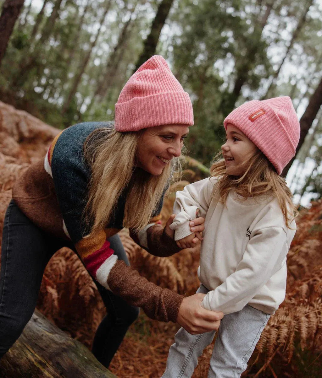 Duo mãe-filha a usar o gorro de malha Flow Pink – look descontraído – Hello Hossy