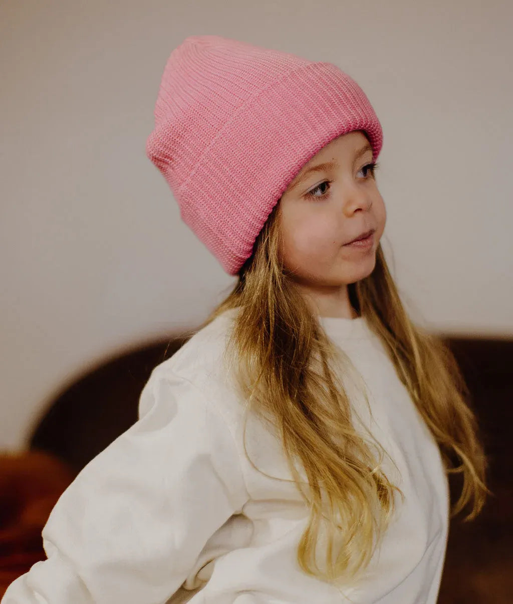 Criança com o gorro de malha liso Flow Pink - vista de 3/4 - Hello Hossy
