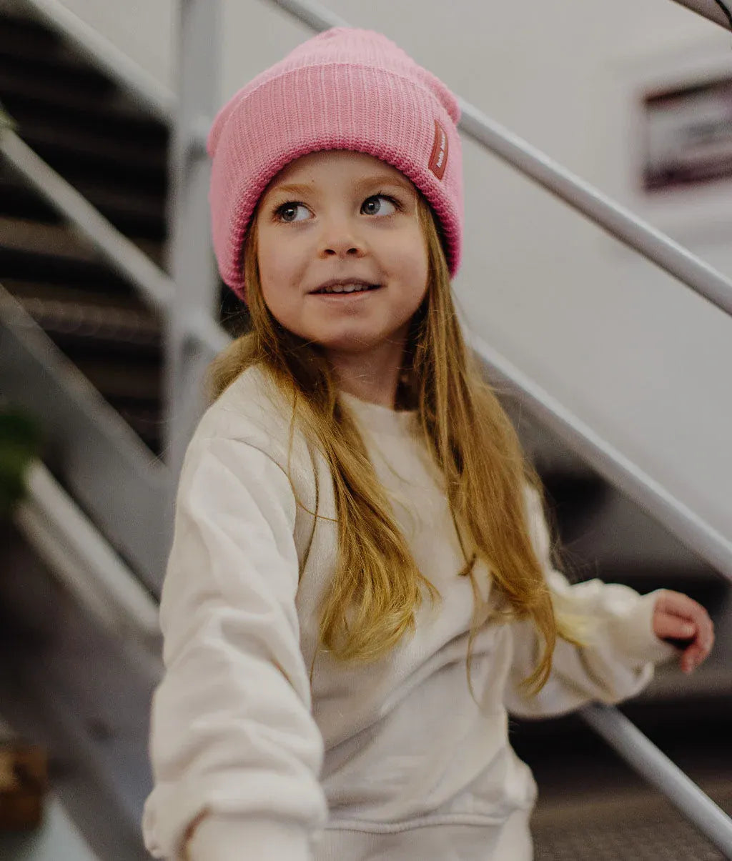 Criança a usar o gorro de malha Flow Pink – vista de frente – Hello Hossy