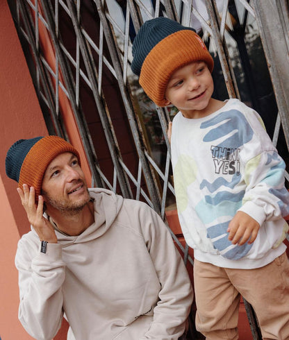 Pai e filho com o gorro de malha bicolor Flow Polo - estilo urbano - Hello Hossy