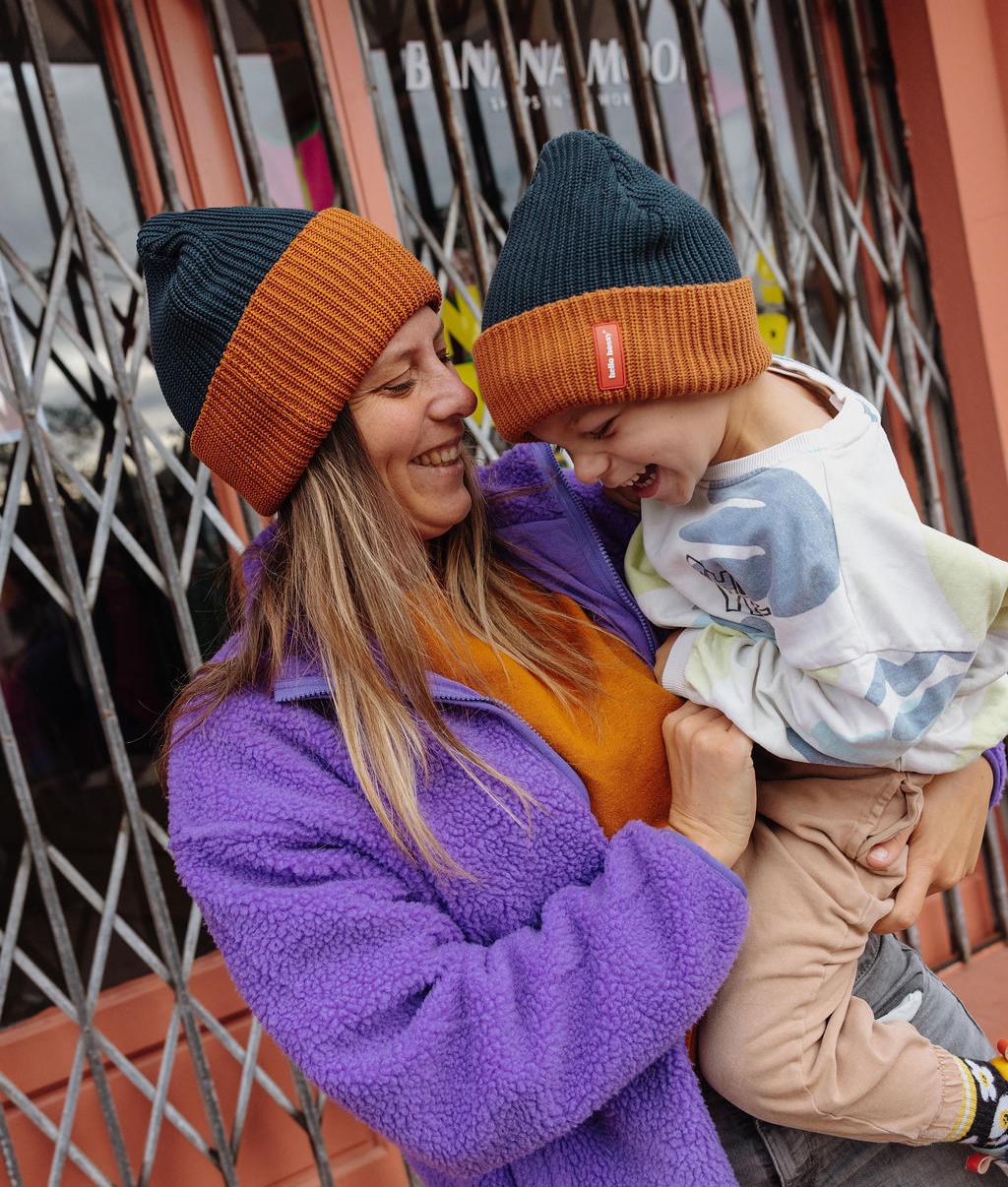 Mãe e filho a usar em duo o gorro de malha Flow Polo - vista de perfil - Hello Hossy