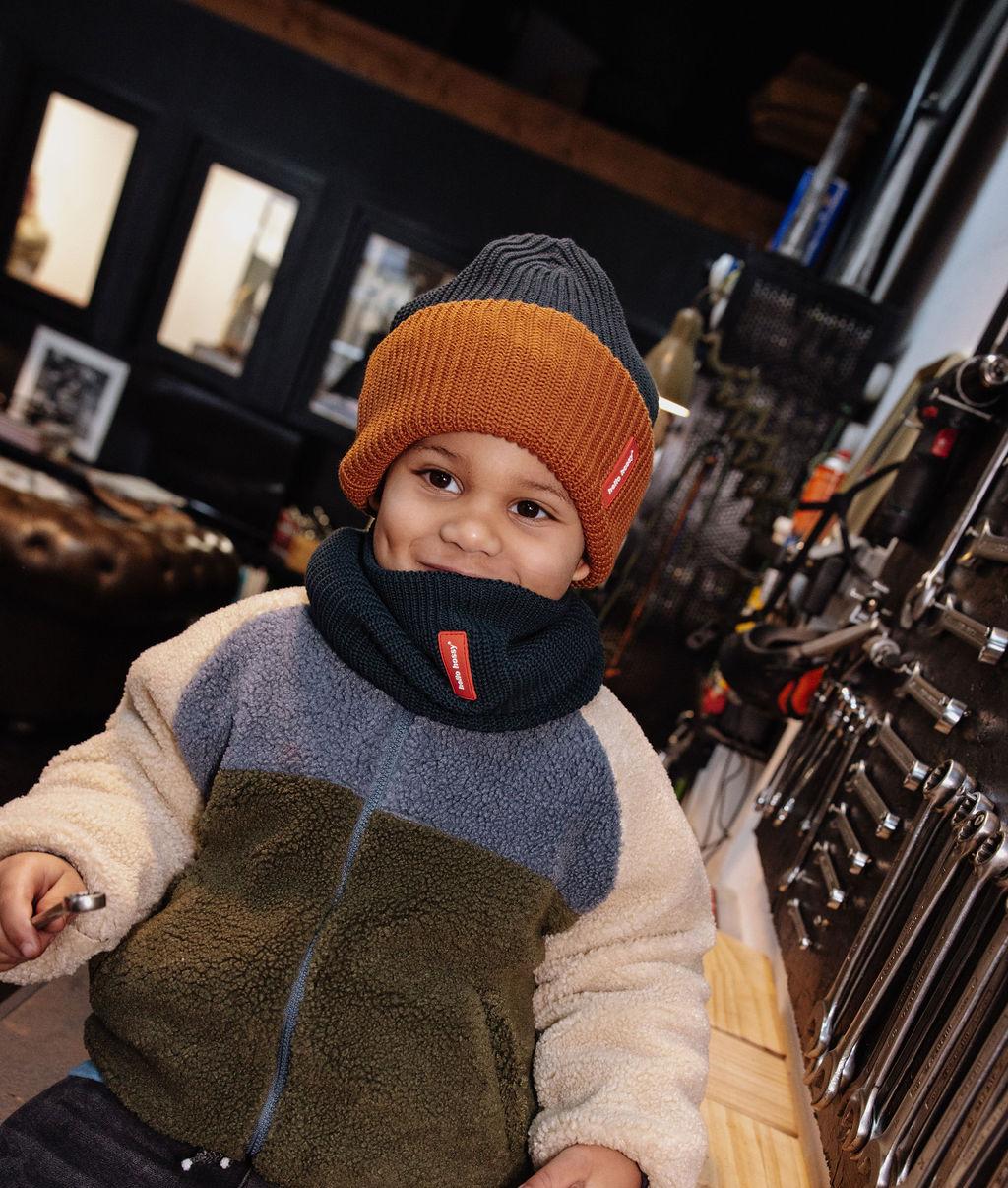 Gorro de malha Flow Polo usado por um rapaz – vista de frente – foto lifestyle – Hello Hossy