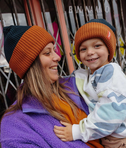 Duo mãe-filho a usar o gorro de malha com dobra larga Flow Polo - foto lifestyle - Hello Hossy