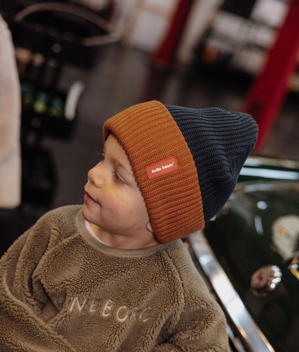 Gorro de malha Flow Polo usado por um menino – vista de perfil – Hello Hossy