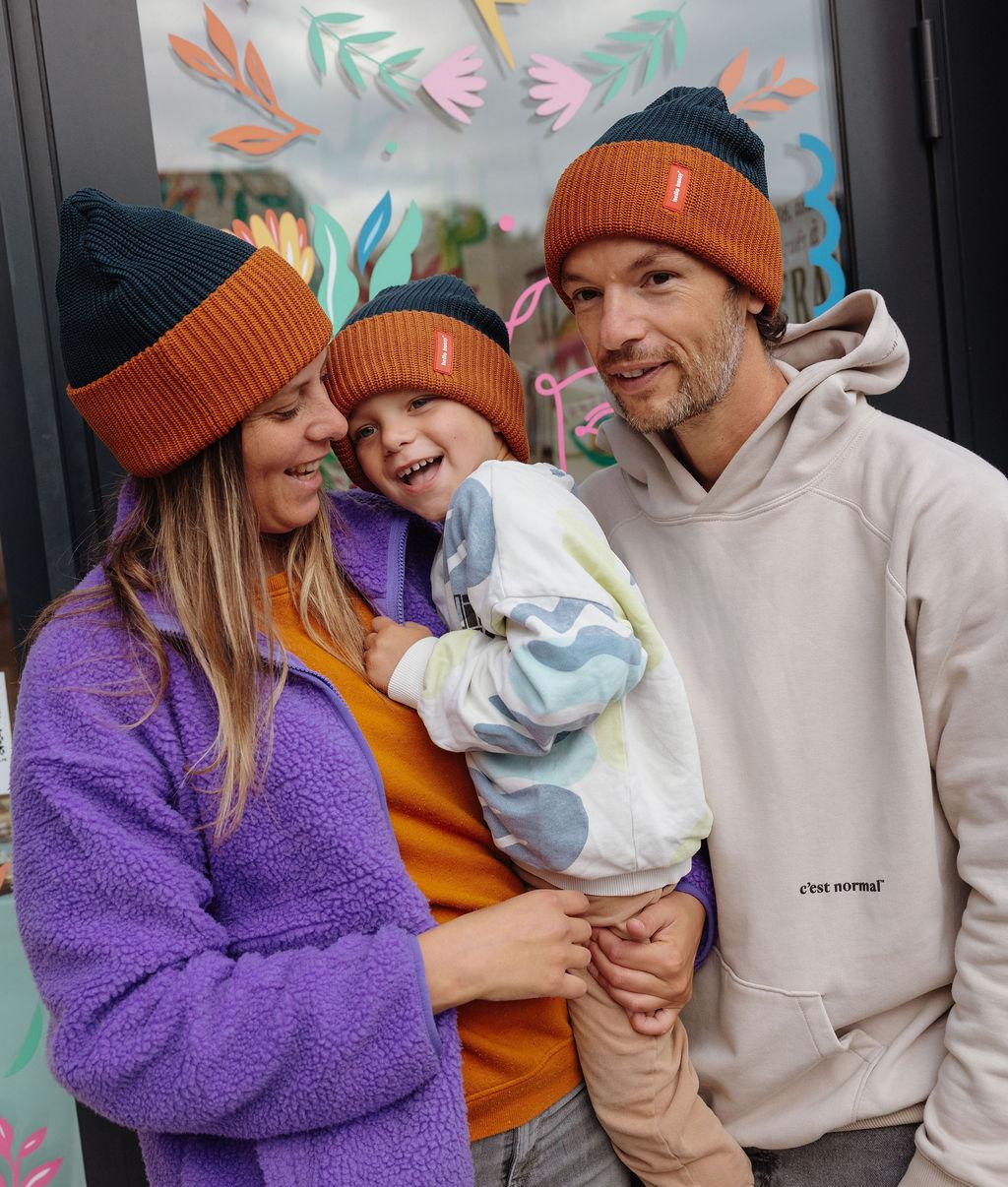 Gorro de malha com dobra larga Flow Polo usado em família, dois adultos e uma criança - foto lifestyle - Hello Hossy