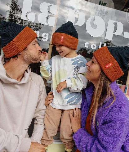 Família a usar o gorro urbano bicolor Flow Polo - vista de perfil - Hello Hossy