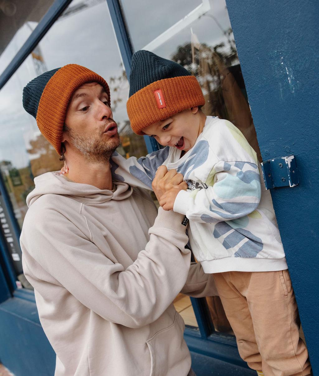 Duo pai-filho com o gorro urbano de malha Flow Polo - foto lifestyle - Hello Hossy
