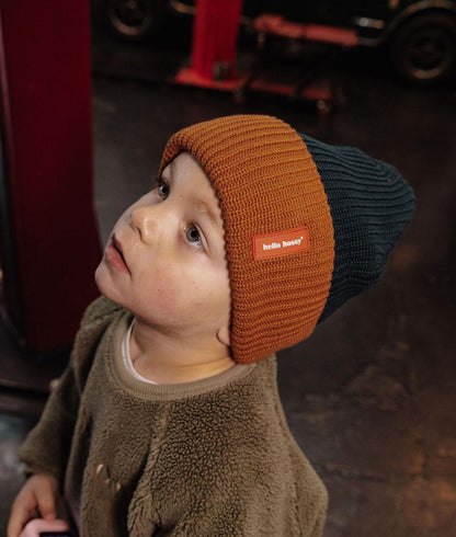 Criança a usar o gorro de malha Flow Polo – vista de cima – Hello Hossy