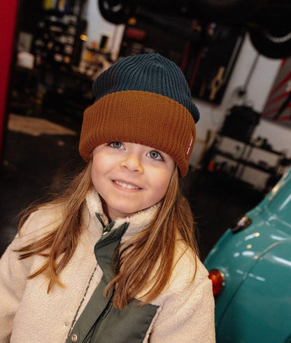 Menina a usar o gorro bicolor Flow Polo – foto lifestyle – Hello Hossy