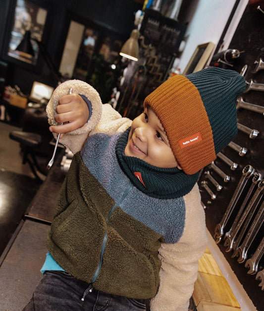 Menino a usar o gorro de malha bicolor Flow Polo - fotografia lifestyle - Hello Hossy