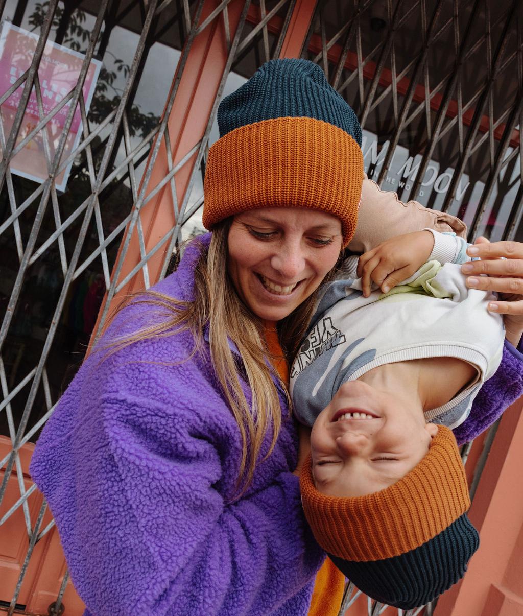 Gorro urbano em malha bicolor Flow Polo usado por uma mãe e o seu filho sorridente - foto lifestyle - Hello Hossy