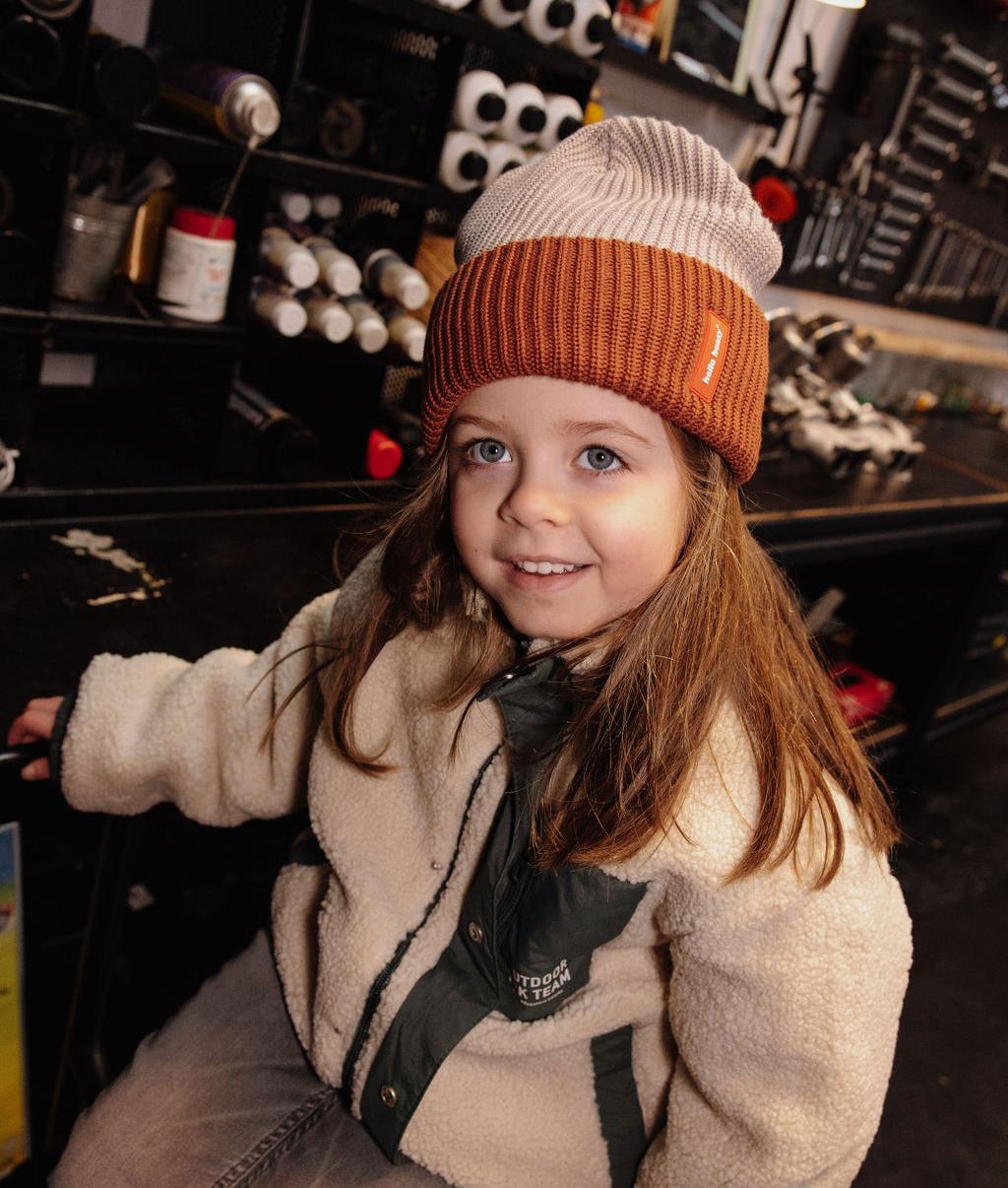 Menina a usar o gorro bicolor Flow Tom – foto lifestyle – Hello Hossy