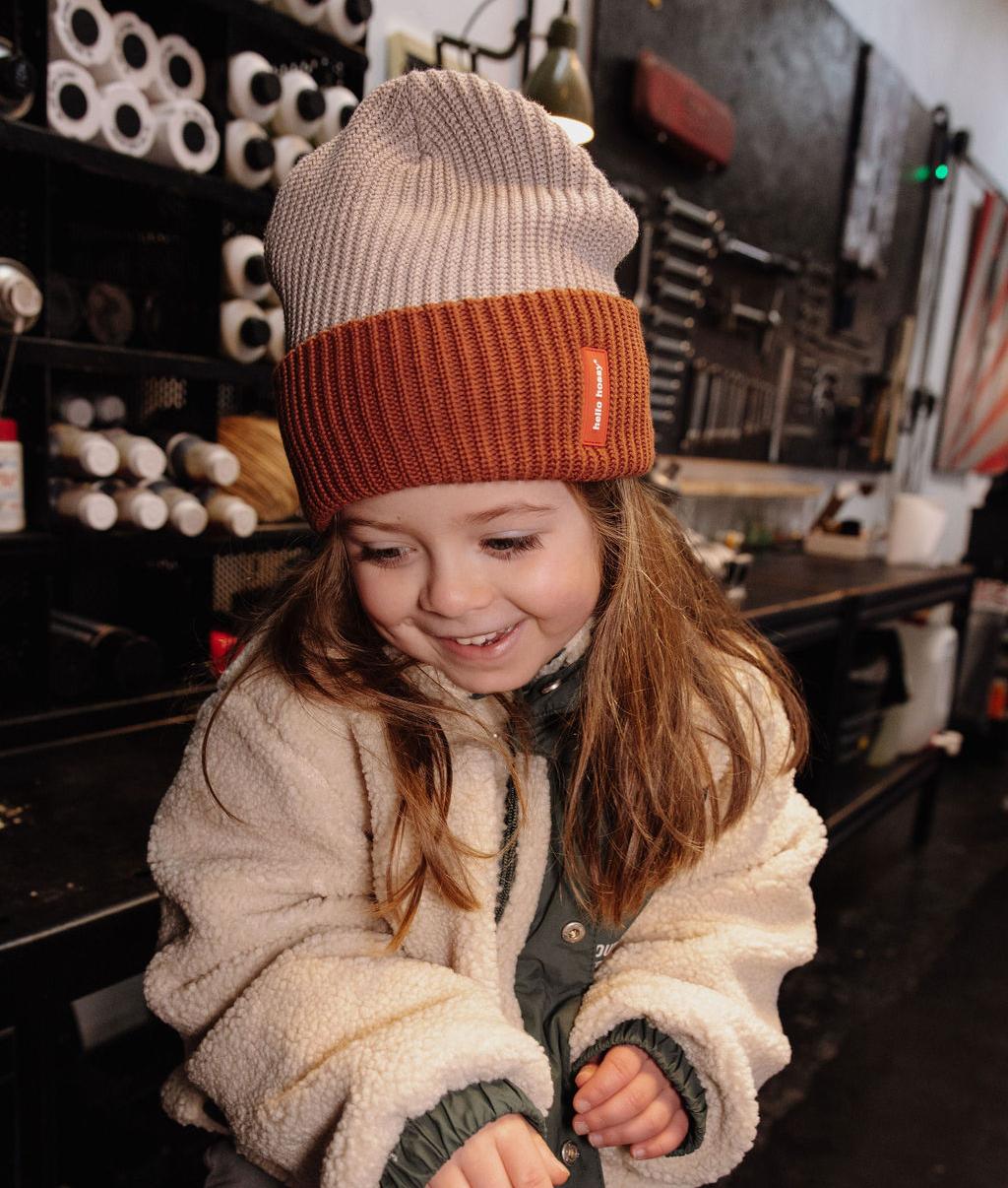 Menina com o gorro de malha bicolor Flow Tom - foto lifestyle - Hello Hossy