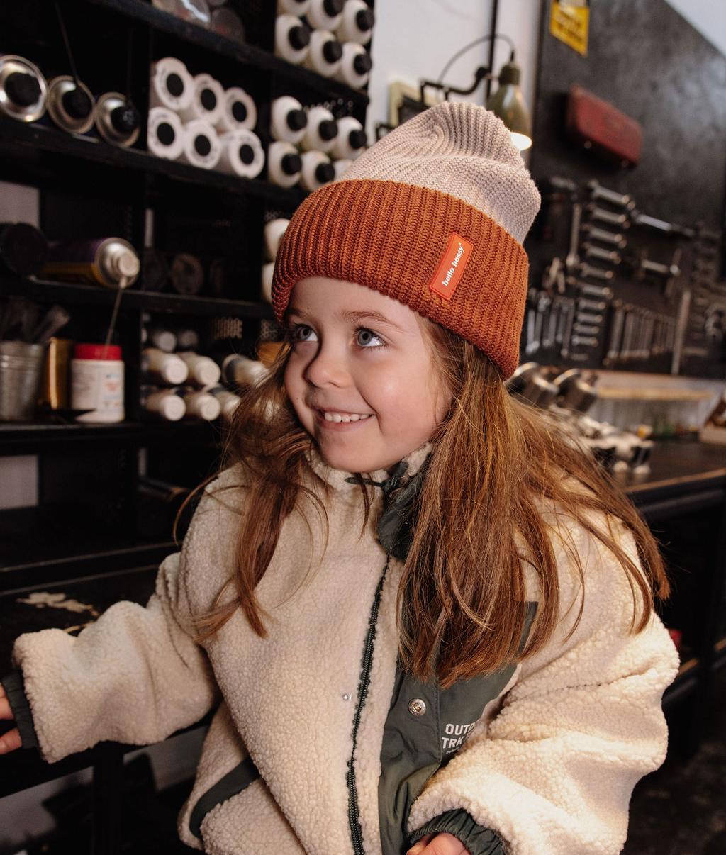 Gorro de malha Flow Tom usado por uma menina – vista de 3/4 – foto lifestyle – Hello Hossy