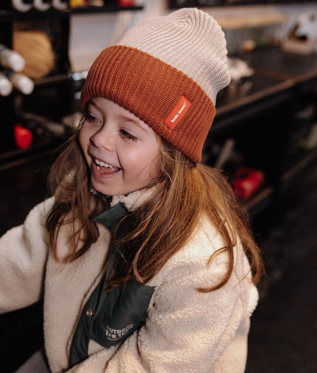 Gorro de malha Flow Tom usado por uma menina – vista de 3/4 – Hello Hossy