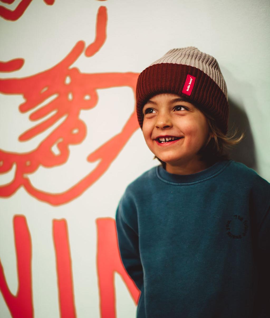 Menino a usar o gorro de malha bicolor Flow Tom - foto lifestyle - Hello Hossy