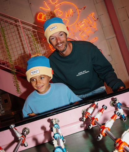 Duo pai e filho gorros azul bege com pompom Hello Hossy