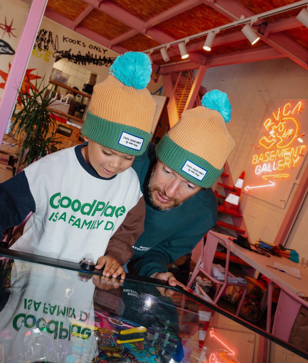 Gorro infantil Camel com rebordo verde, pompom azul, duo pai-filho Hello Hossy