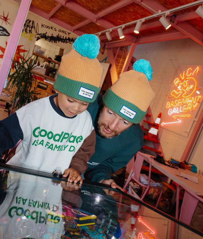 Gorro infantil Camel com rebordo verde, pompom azul, duo pai-filho Hello Hossy