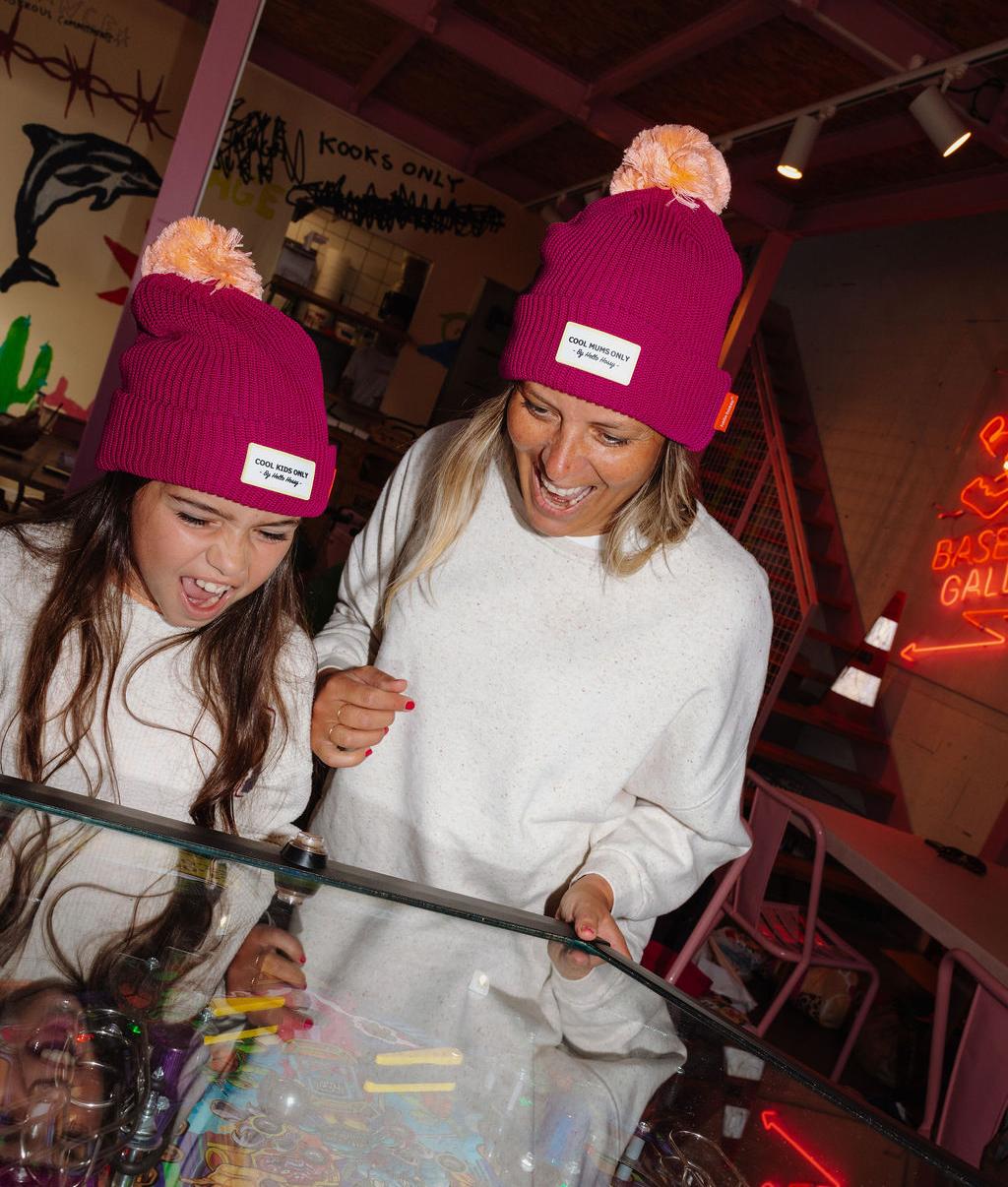 Gorro infantil violeta com pompom laranja, duo mãe e criança Hello Hossy