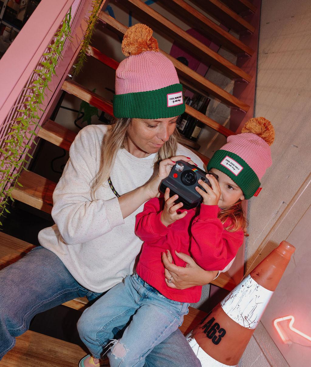 Duo mãe e criança com gorro rosa e verde com pompom Hello Hossy