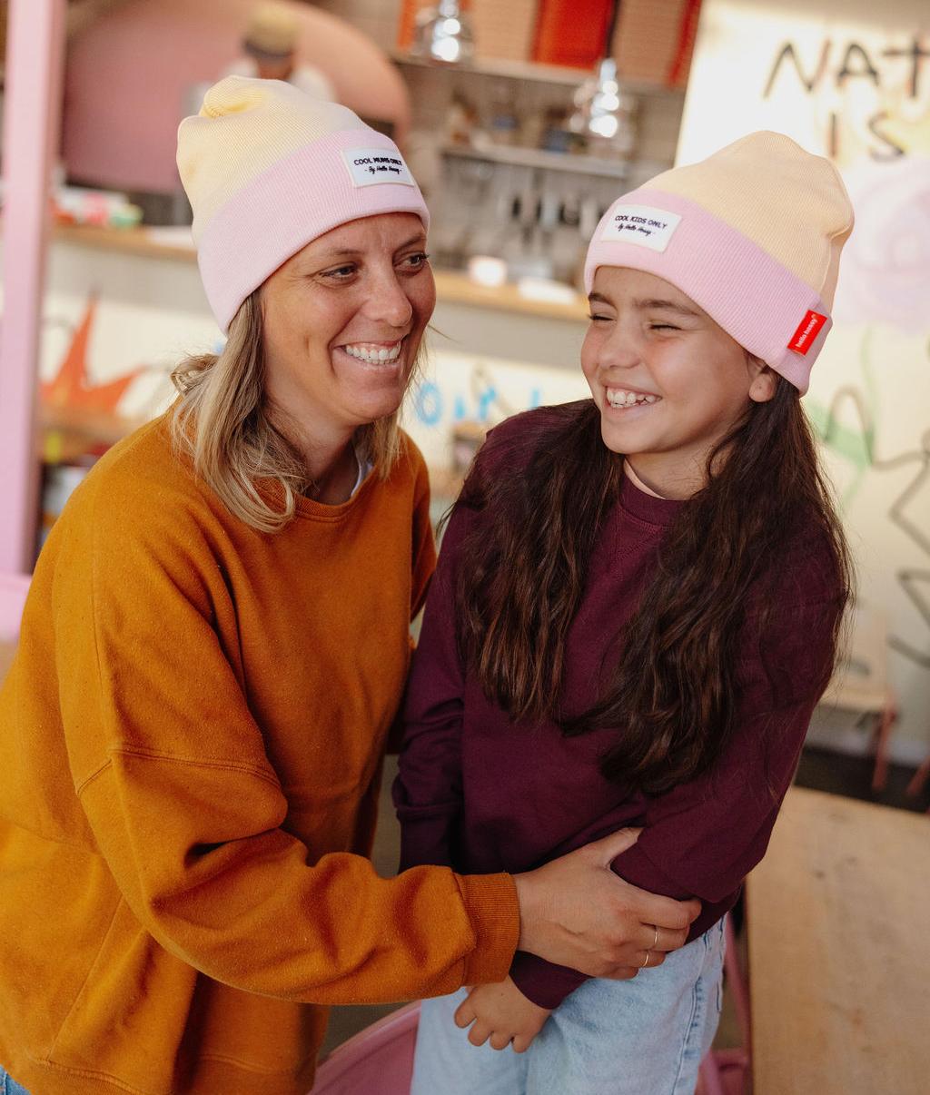 Gorro infantil amarelo e rosa, etiqueta branca, duo mãe e criança Hello Hossy