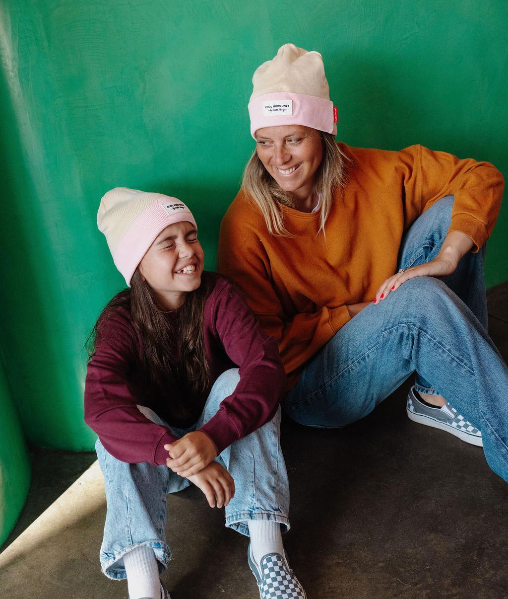 Gorro para criança rosa e bege com bordado duo mãe-criança Hello Hossy