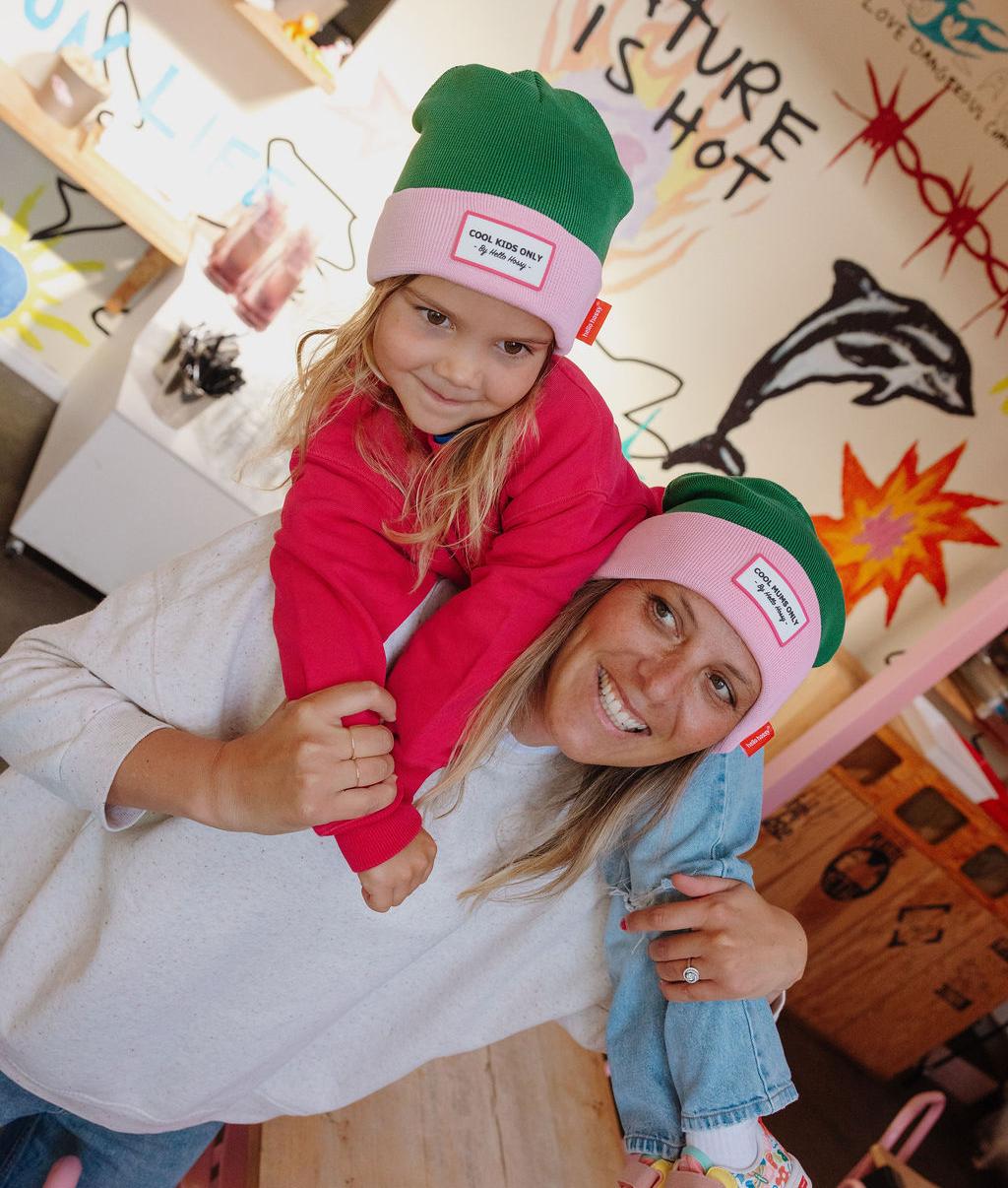 Gorro infantil verde com rebordo rosa, etiqueta bordada, duo mãe e criança Hello Hossy