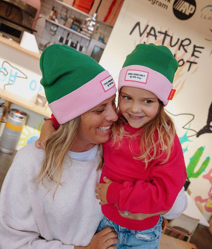 Duo de gorro para criança e mãe verde e rosa, etiqueta bordada Hello Hossy