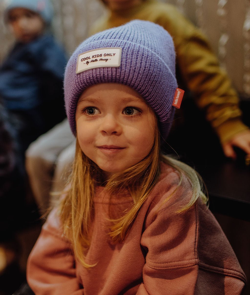 Gorro colorido para crianças Pop Purple, malha suave e fina, lã, sem pompom, a partir dos 9 meses, Cool Kids Only!