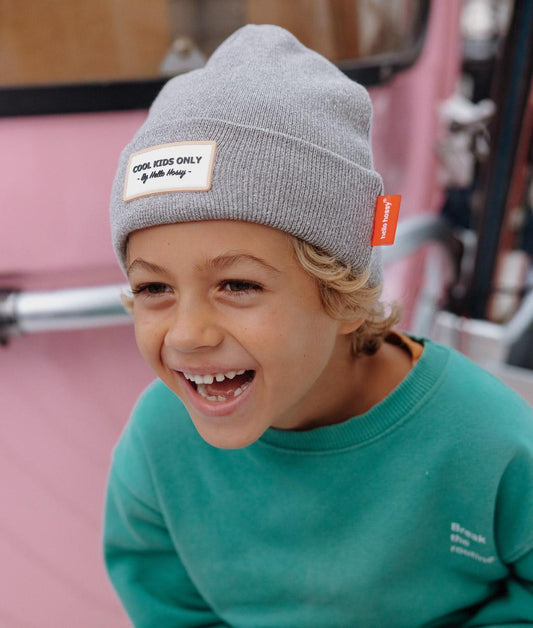 Gorro infantil cinzento com bordado Cool Kids Only e etiqueta laranja Hello Hossy