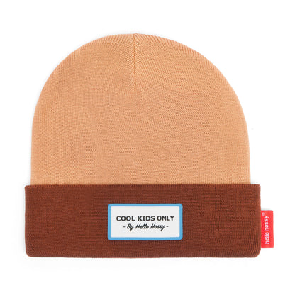 Gorro infantil bicolor castanho e bege com bordado de texto Hello Hossy