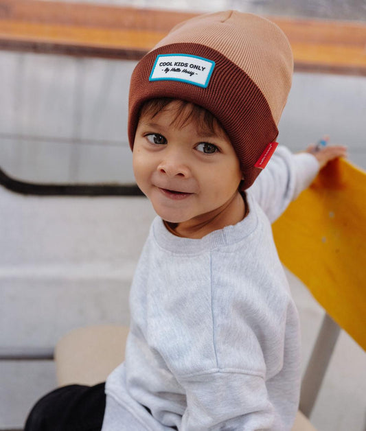 Gorro infantil bicolor castanho-claro e escuro com emblema bordado Hello Hossy