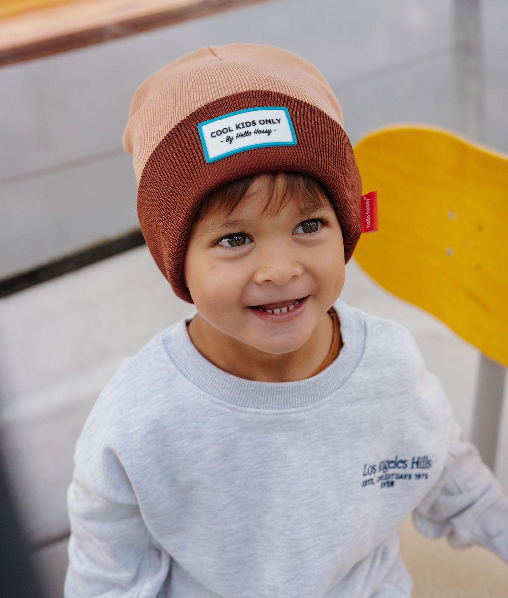 Gorro infantil bicolor bege e castanho, etiqueta bordada Hello Hossy