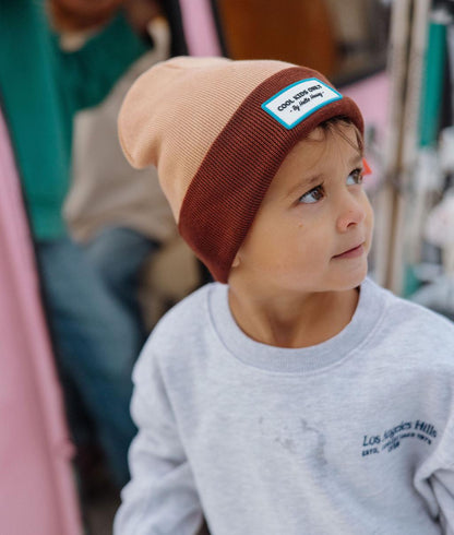Gorro infantil castanho bicolor com etiqueta bordada Hello Hossy