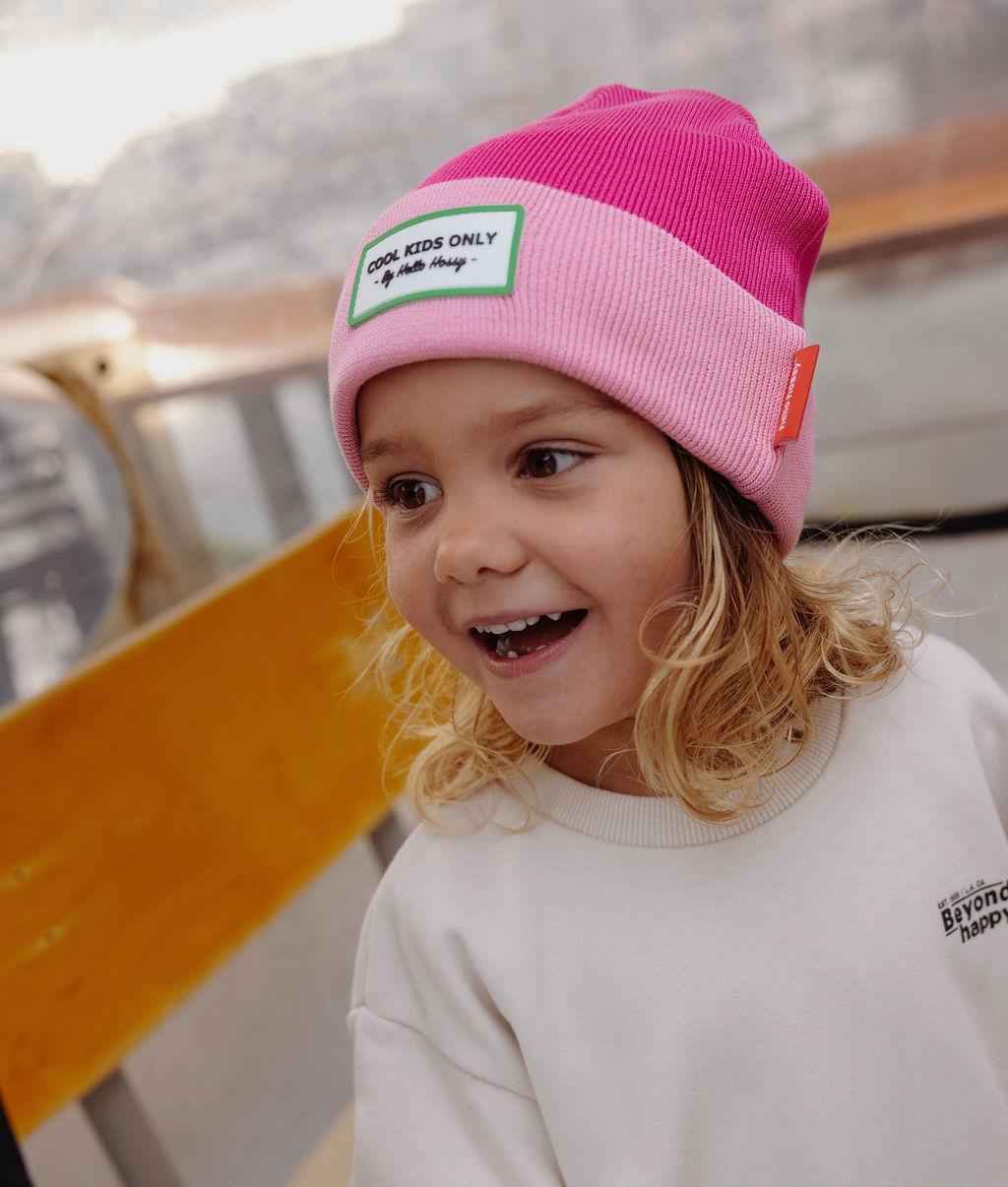 Gorro infantil bicolor fuchsia rosa com etiqueta bordada Hello Hossy