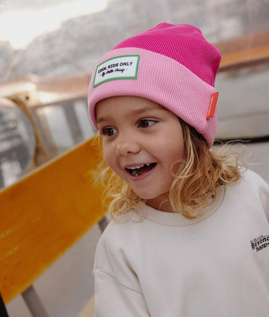 Gorro infantil bicolor fuchsia rosa com etiqueta bordada Hello Hossy