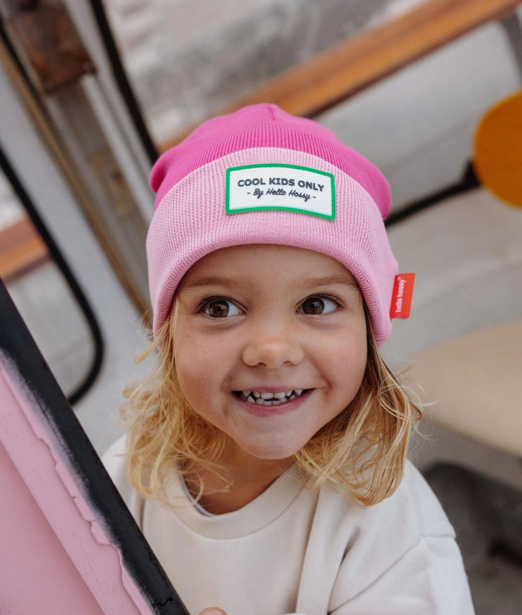 Gorro infantil rosa fuchsia, etiqueta bordada Cool Kids Hello Hossy