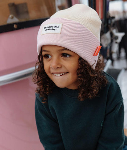 Gorro infantil amarelo e rosa, etiqueta bordada, pequeno logótipo Hello Hossy
