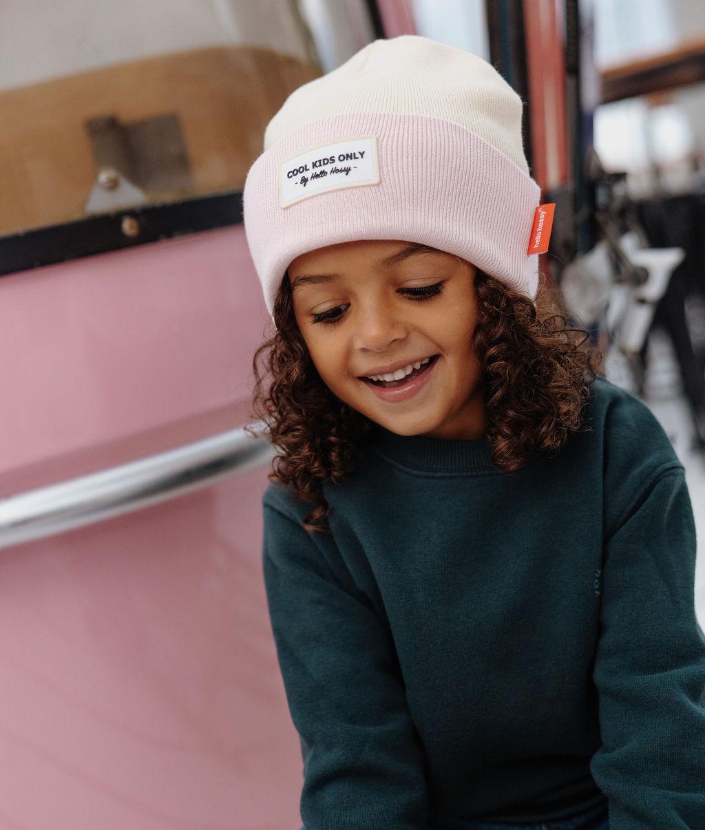 Gorro infantil rosa e bege com etiqueta bordada Hello Hossy