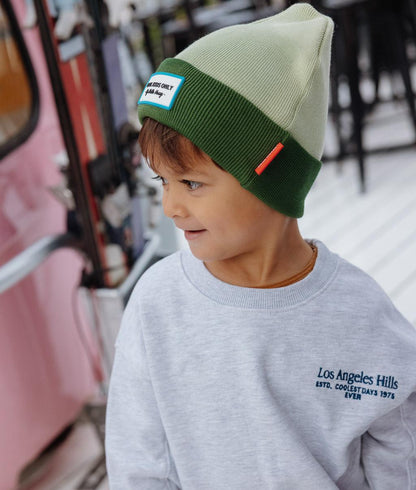 Gorro infantil verde bicolor com etiqueta bordada Hello Hossy