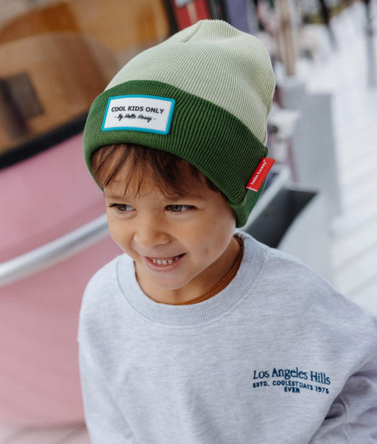 Gorro infantil bicolor verde-claro verde-escuro etiqueta bordada Hello Hossy