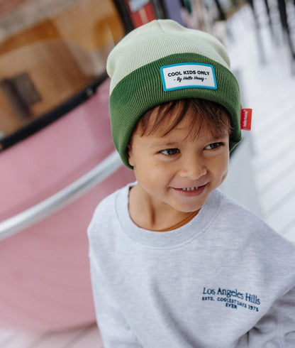 Gorro para criança verde bicolor, bordado com texto Cool Kids Hello Hossy