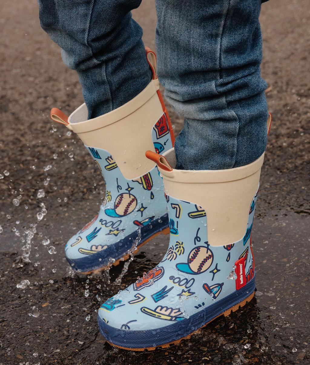 Botas de chuva infantis azuis com padrão desportivo, detalhes laranja e sola antiderrapante Hello Hossy