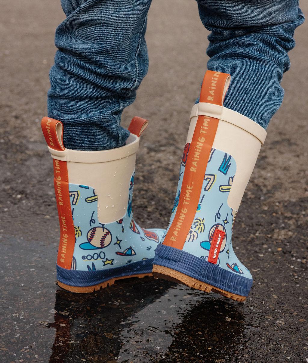 Botas de chuva infantis azuis com padrão desportivo, detalhe de tira laranja e sola antiderrapante Hello Hossy